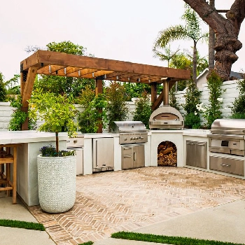 Modern Outdoor Kitchen Design Example in Licking County